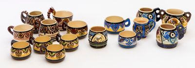 de nombreuses tasses à café de différents types posées sur une table