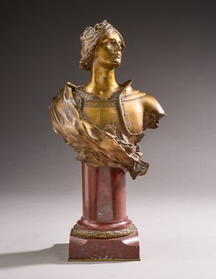 un buste antique en bronze représentant une femme, posé sur un socle en marbre