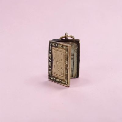 une petite boîte en métal contenant un livre