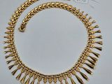 un collier en or orné de pointes et de picots