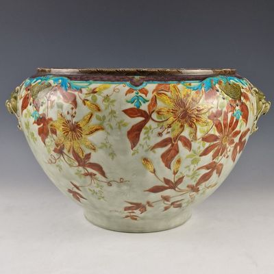 un vase avec un motif floral sur une table