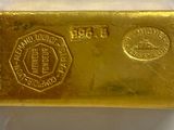un lingot d'or posé sur une feuille de papier