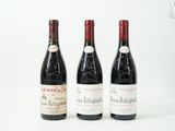 trois bouteilles de vin sont alignées sur une surface blanche