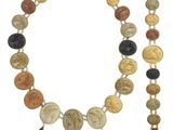 un gros plan sur un collier et un bracelet ornés de pièces de monnaie