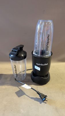un blender et un mixeur posés sur un comptoir