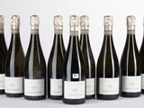 six bouteilles de vin alignées sur une table