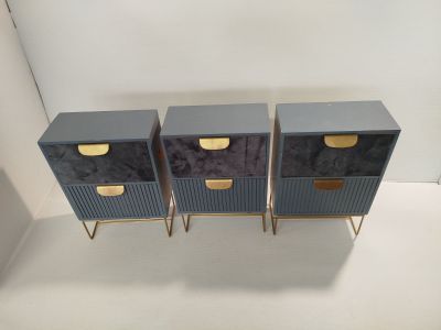 trois tables de chevet bleues avec des poignées dorées et des tiroirs, dans une chambre blanche