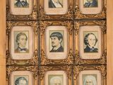 une photo d'une photo représentant un groupe d'hommes et de femmes