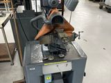 une machine placée au milieu d'une pièce