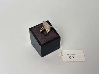 gros plan d'une bague dans une boîte noire avec une étiquette de prix