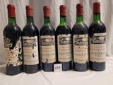 six bouteilles de vin rouge sont alignées sur une table
