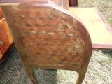 une chaise en bois posée dans l'herbe