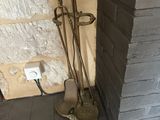 une cheminée avec un foyer et un porte-bûches