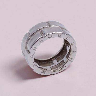 une image représentant une bague fabriquée à partir d'un morceau de métal