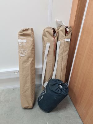 deux sacs posés près d'une porte