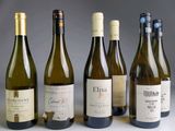 plusieurs bouteilles de vin sont alignées sur une table