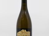 une bouteille de vin posée sur une table