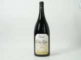 une bouteille de vin posée sur une table