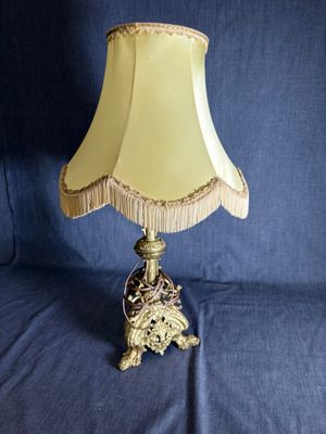 une lampe de table ancienne en laiton, avec un abat-jour blanc sur fond bleu