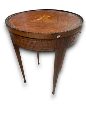 une image représentant une table ronde dont le plateau est orné d'un motif en forme d'étoile