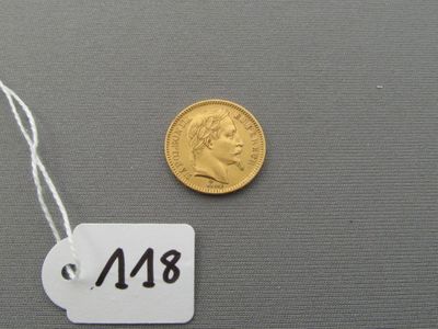 une petite pièce d'or à laquelle est attachée une étiquette indiquant son prix