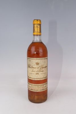 une vieille bouteille de whisky posée sur une surface blanche