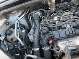 une photo d'un moteur de voiture sous le capot