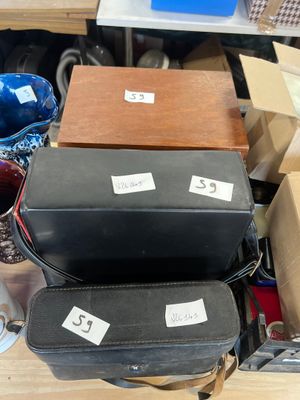 Plusieurs valises sont empilées les unes sur les autres sur une table