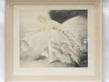 Une vieille photo représentant une femme en robe blanche est accrochée au mur.