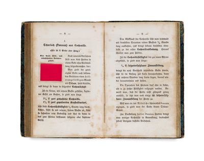 un livre ouvert avec un carré rouge au milieu
