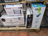 de nombreuses boîtes contenant des appareils électroniques, posées sur une palette dans un magasin