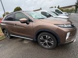 Mitsubishi CX-HR 2020 dans un parking, avec d'autres voitures en arrière-plan
