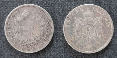 deux pièces d'argent, l'une ornée d'une couronne et l'autre d'un blason