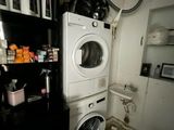un lave-linge et un sèche-linge dans une petite pièce