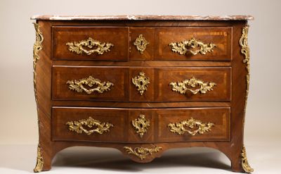 une commode en bois avec un plateau en marbre