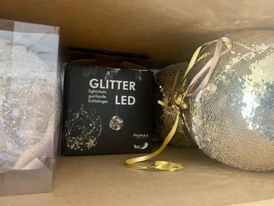 une décoration de Noël posée sur une étagère