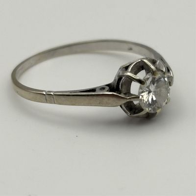 Bague solitaire en or blanc 18K sertie d'un brillant de +/- …