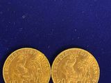 deux pièces d'or posées sur une surface bleue