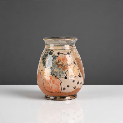 un petit vase posé sur une table