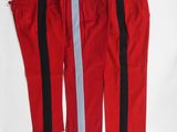 trois pantalons rouges avec des rayures noires et grises