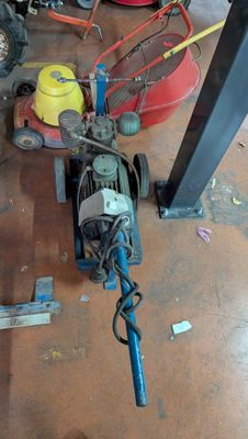 une petite machine posée sur le sol