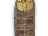une vieille plaque en bois sur laquelle est représenté un crucifix