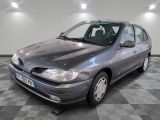 une image d'une voiture garée dans un garage
