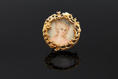 une bague en or sur laquelle est gravée l'image d'une femme