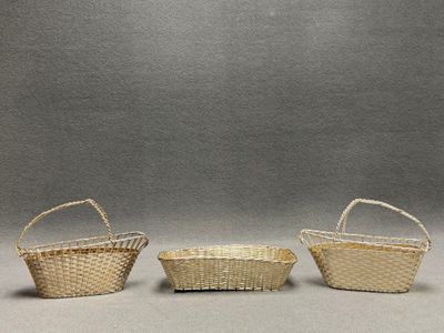 Corbeille et deux portes bouteilles en métal argenté tressé