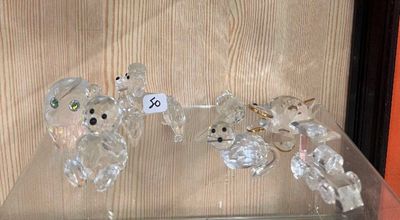 deux ours en verre posés sur une étagère en verre