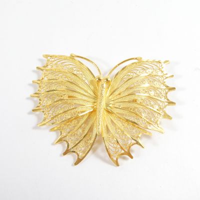 Broche papillon plaquée or jaune, aux ailes en filigrane
