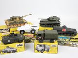 de nombreux véhicules militaires miniatures exposés sur la table