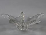 un bol en verre transparent surmonté d'un oiseau