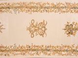 un tapis blanc orné d'un motif floral